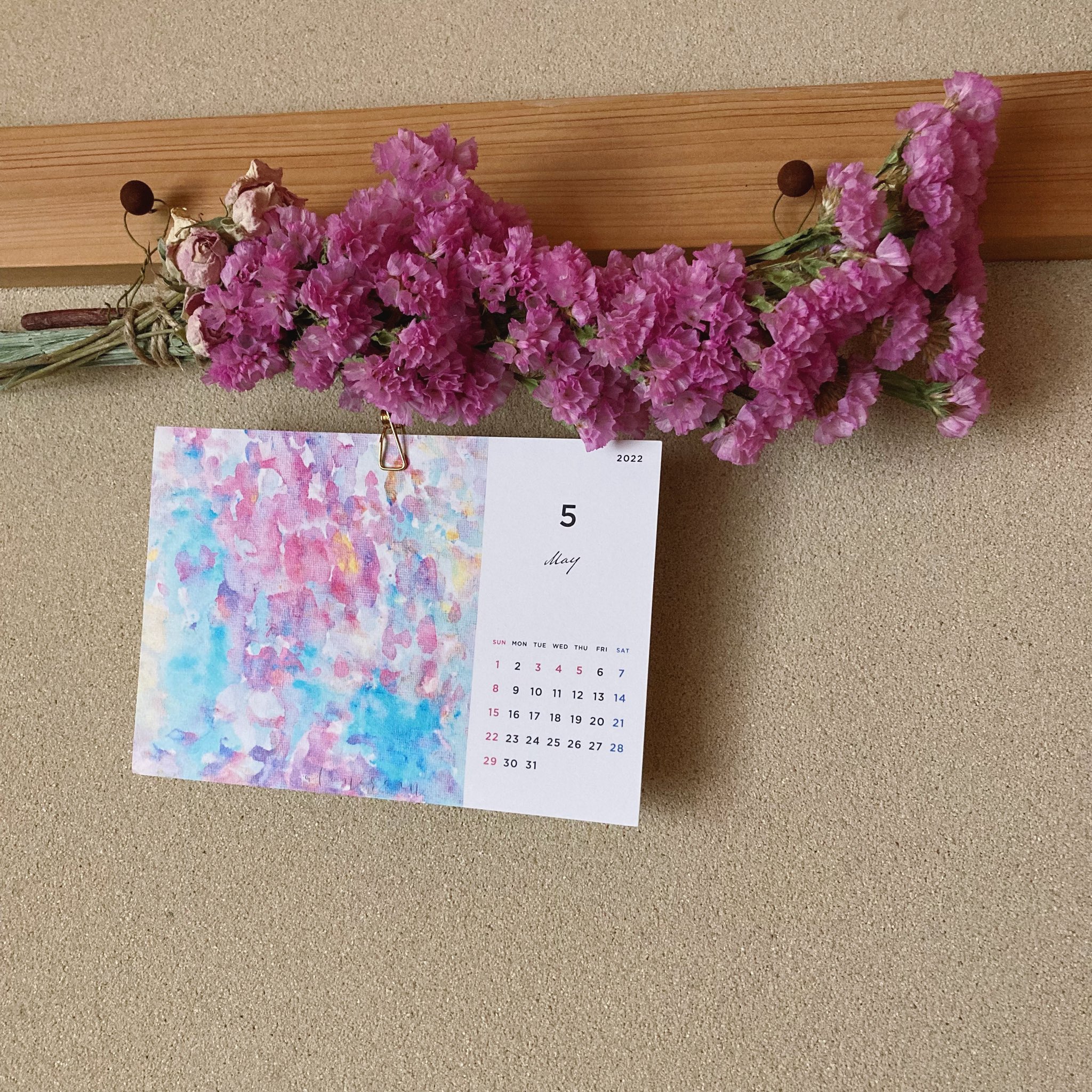 音ノレイン 半分弱ねこカレンダー22 5月ですよ スターチスのドライフラワーで 色鮮やかにしてみました 色は元気をくれるし 凛と空気がよくなる気分です 花の色がうれしそうな季節 カレンダー販売 T Co Hn1lg4eidy イラスト