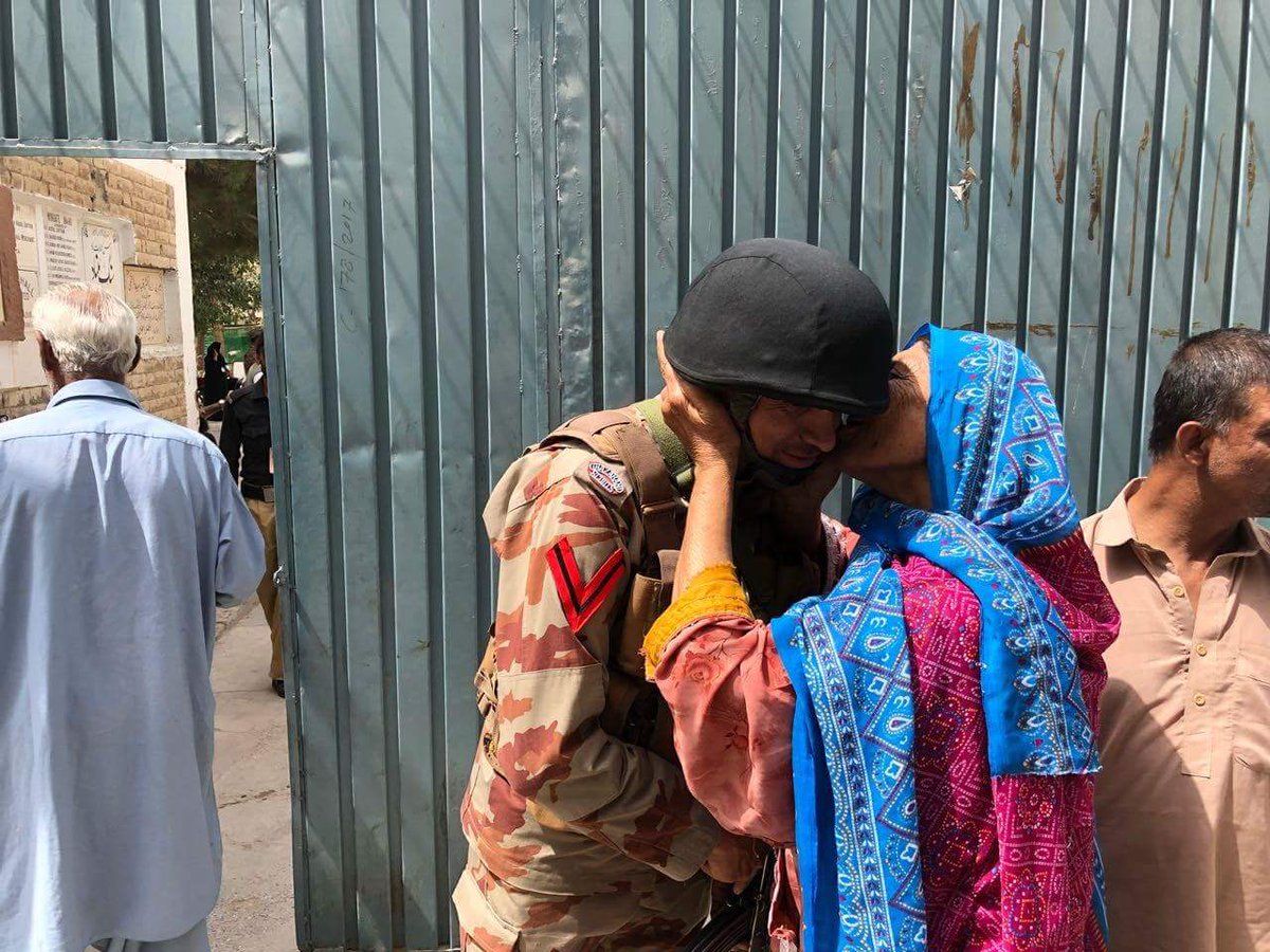 Baloch mother  expressing her love and affection for Pakistan Army soldier.
#بلوچ_امن_پسند
#بلوچستان_کا_فخر
#PakArmyLovers
#PakArmyMyPride
#فوج_بلوچستان_کا_فخر
#پاکستان_کے_محافظ
#محافظ_امن_کے