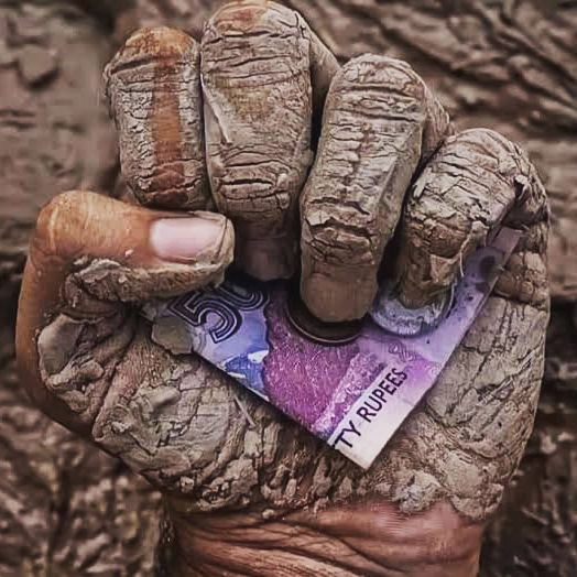 اس کے نام پر چھٹی ہو گی، خود وہ کام پہ جائے گا
میرے دیس میں آج مزدور کا دن منایا جائے گا
#LabourDay2022