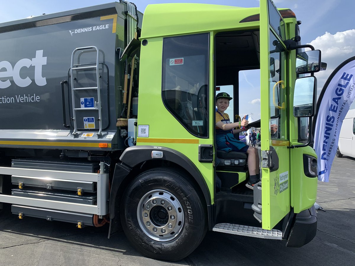 PJPrydderch's tweet image. my Wind Farm Owner mug @RippleEnergy! And the mini Constantines for our boys @OctopusEnergy! Loving my new FC hat too 😂 Even spotted the famous @bobbyllew about the place doing interviews 👋 🎥 Sorry I missed the @OctopusEV #Powerloop team, think you were busy in meetings!