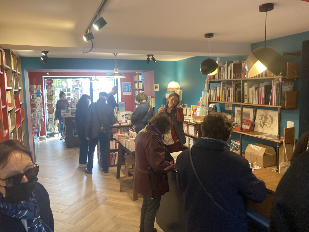 AvecMistler's tweet photo. Nouvelle adresse et nouveau cadre pour la librairie Les Schistes Bleus, avec la possibilité d’agrémenter la lecture d’une halte dans un salon de thé : très réussi ! https://t.co/IM4tvzp5Dd