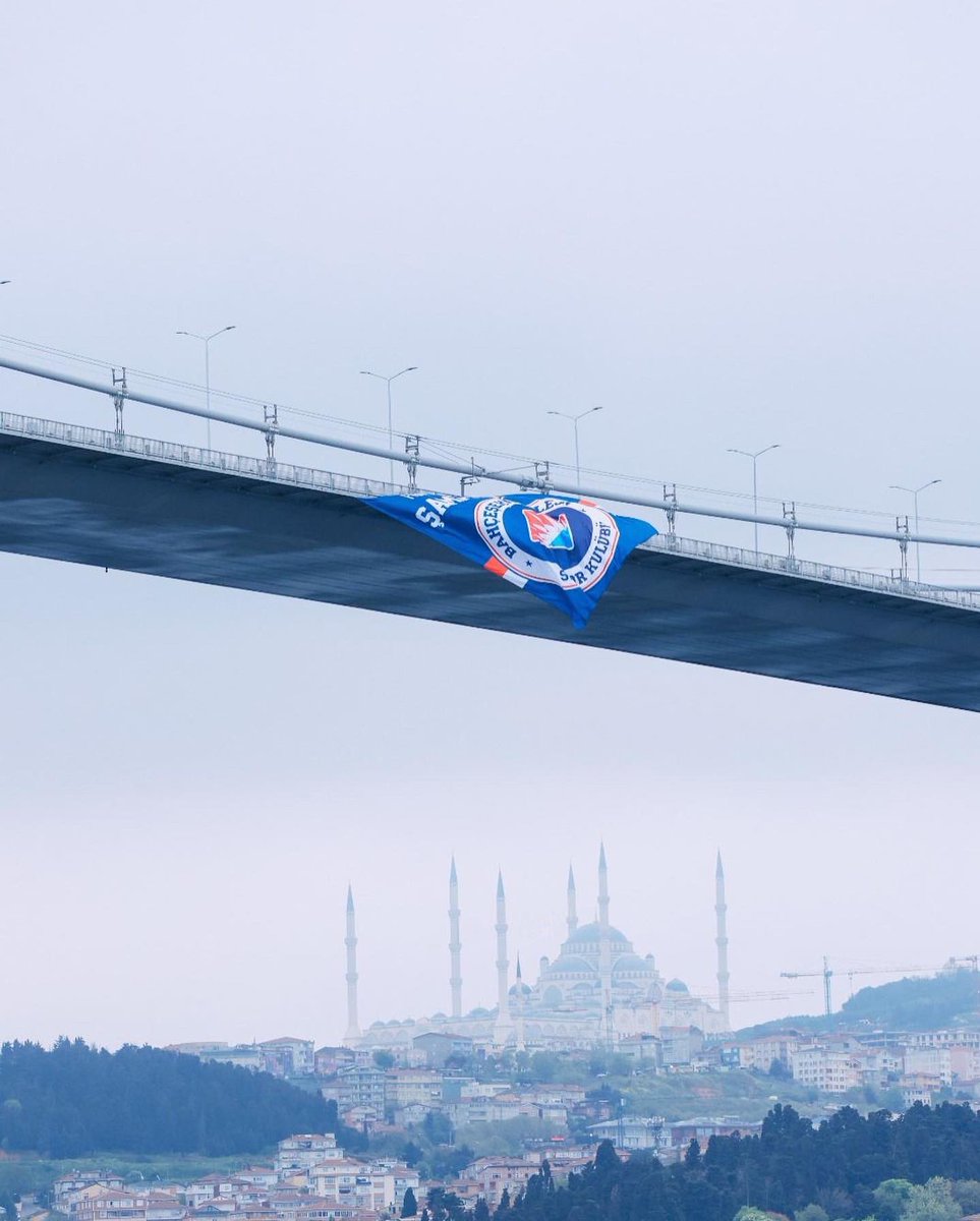 cnnmdngl's tweet photo. 2021-2022 FIBA Avrupa Kupası Şampiyonu olan Bahçeşehir Koleji Basketbol Takımımızın bayrakları Anadolu’yu Avrupa’ya bağlayan Fatih Sultan Mehmet Köprüsü ve 15 Temmuz Şehitler Köprüsü’nde dalgalanıyor.

#FlyHighTogether #ŞampiyonBahçeşehir https://t.co/wZBanKMyEO