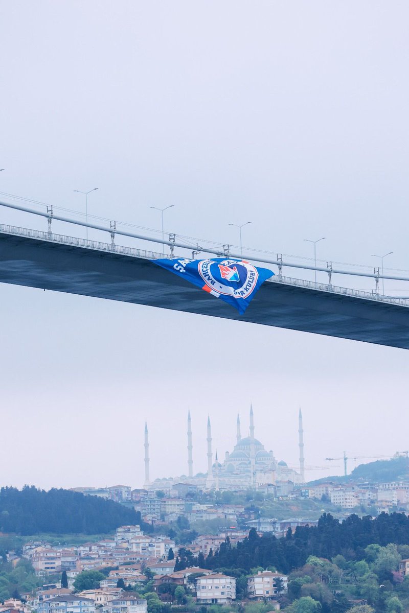 2021-2022 FIBA Avrupa Kupası Şampiyonu olan Bahçeşehir Koleji Basketbol Takımımızın bayrakları Anadolu’yu Avrupa’ya bağlayan Fatih Sultan Mehmet Köprüsü ve 15 Temmuz Şehitler Köprüsü’nde dalgalanıyor.

#FlyHighTogether #ŞampiyonBahçeşehir