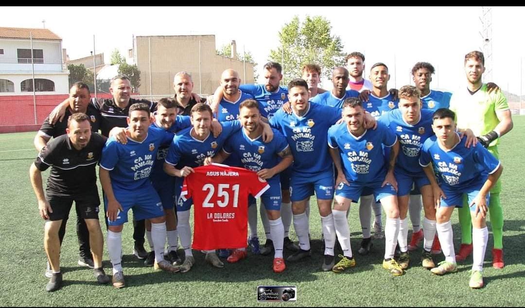AgusNajera's tweet photo. Se cierra un ciclo, después de 8 temporadas, algunos goles 😉y 251 partidos con esta camiseta, me despido de toda la familia @udcolleoficial , muy buenos momentos y MUCHOS amig@s en estos 8 años. Gracias por esos momentos inolvidables, un collero para siempre!!⚽️⚽️🔴🔵 https://t.co/VrdeM9SNSF