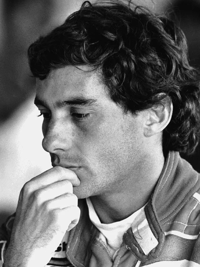 28 anni 
Ayrton Lucio Dalla 
Il mio nome è Ayrton e faccio il pilota
e corro veloce per la mia strada
anche se non è più la stessa strada
anche se non è più la stessa cosa
#AyrtonSenna