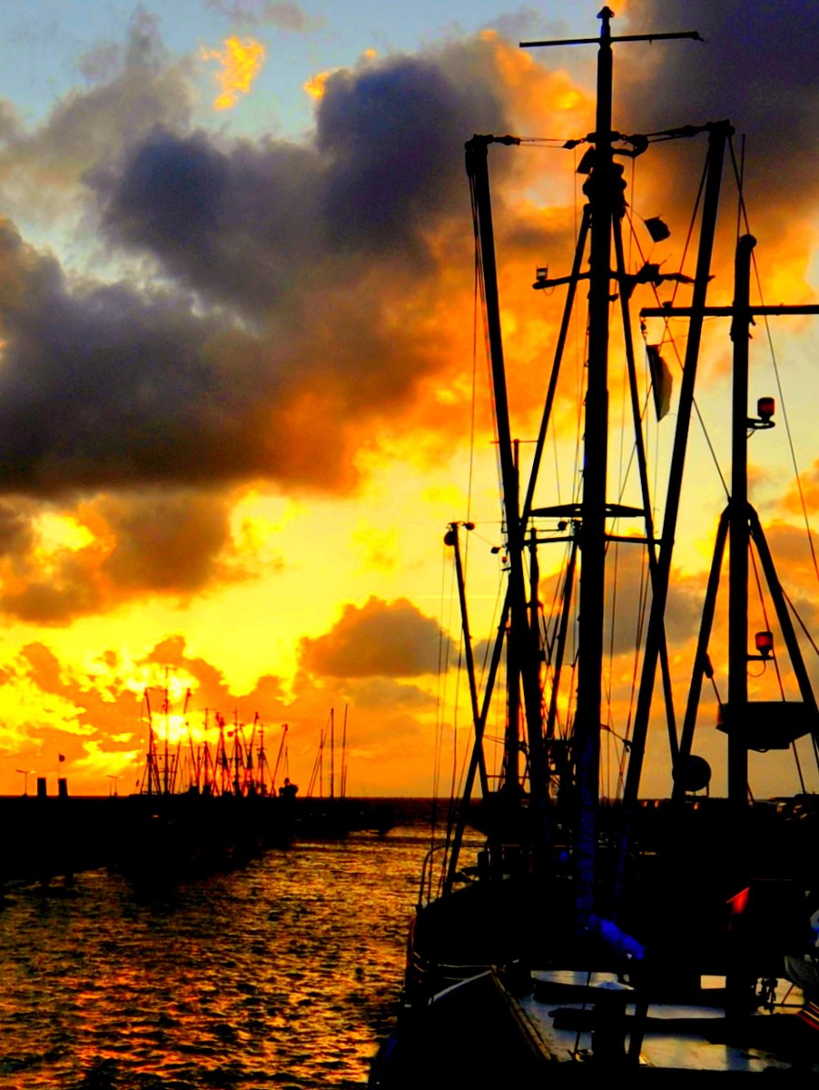 shantychordorum's tweet photo. "Moin vom Meer" - "die Jungs vom Nordseedeich" aus Dorum im Cuxland. Alle 40 Songs der Alben "Wir segeln dem Teufel die Hörner ab" und "Seemanns wahre Liebe" gibt es hier zum Vorhören: https://t.co/e91WqCVrf5. Die Videos der "Jungs" finden Sie auf https://t.co/OZPMx01klW #Dorum https://t.co/ImXggFIiuF
