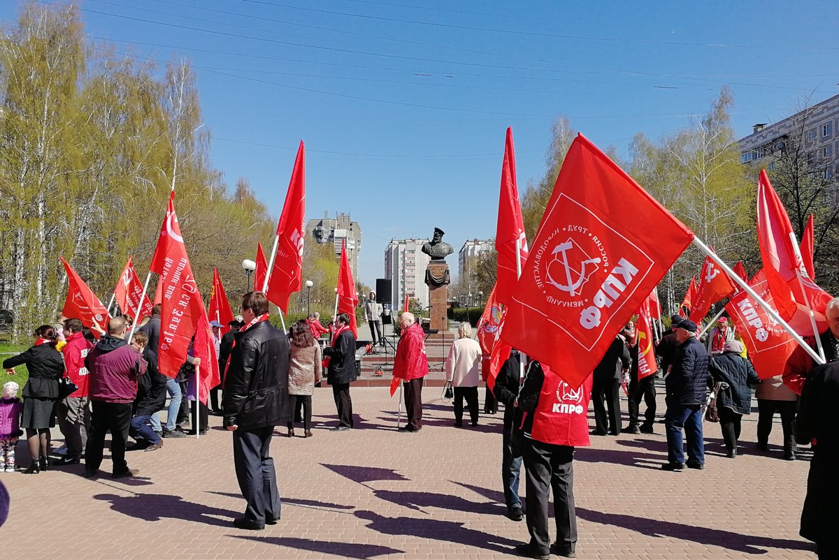 Всем трудящимся привет от рязанских товарищей!
С 1 Мая!