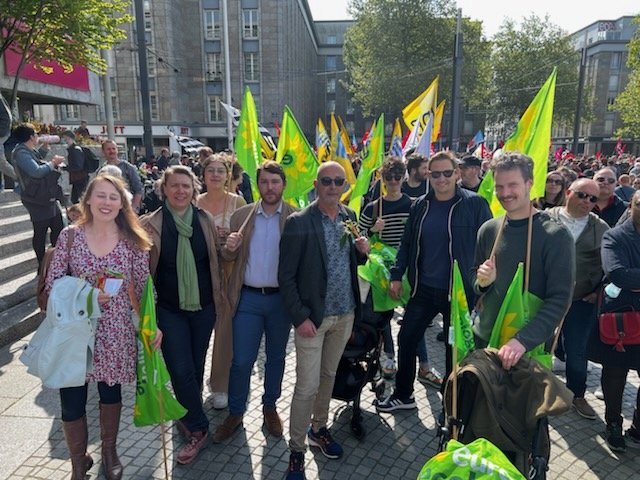 EELVBrest's tweet photo. Le groupe local eelv dans la rue pour défendre les droits des https://t.co/o9tzlr9xun.s avant de le faire à l'assemblée nationales.
#1erMai #eelv https://t.co/mGtOQ6Vr3e