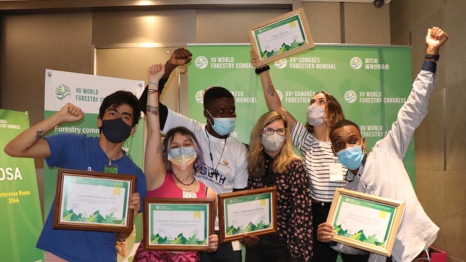 Winners of the #WFCKorea blog - video - young changemakers competitions, receiving their certificates <a href="/WFCKorea/">WFCKorea</a> 

Well deserved!🎉

Photo credits: <a href="/RanabhatSambat/">Sambat Ranabhat</a>