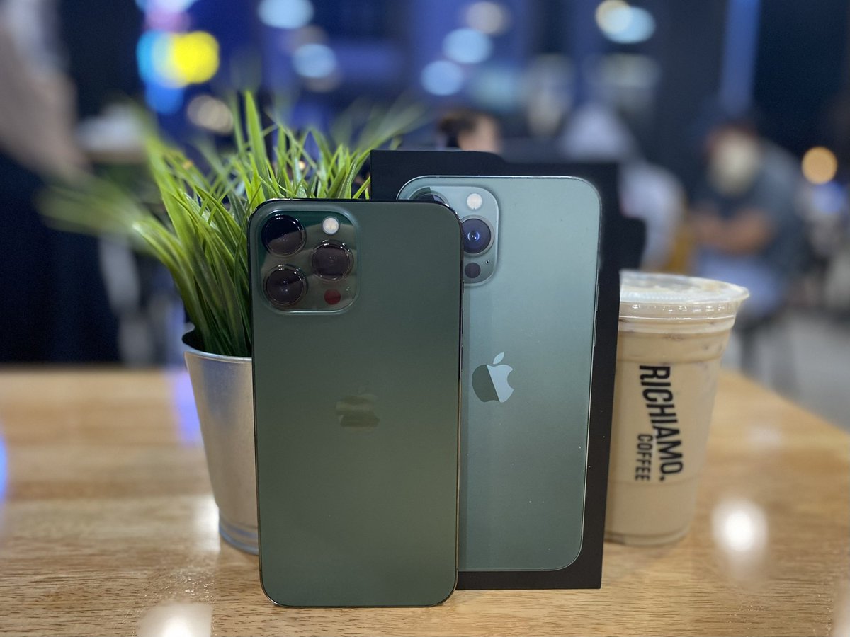 officialwisermy's tweet image. Ngam gak kalau baju raya kena dengan warna telefon. Hijau itu premium. Eh😆

#alpinegreen 
#iphone13promax