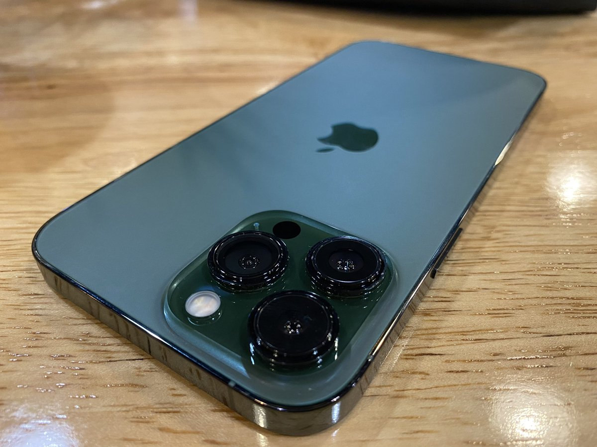 officialwisermy's tweet image. Ngam gak kalau baju raya kena dengan warna telefon. Hijau itu premium. Eh😆

#alpinegreen 
#iphone13promax