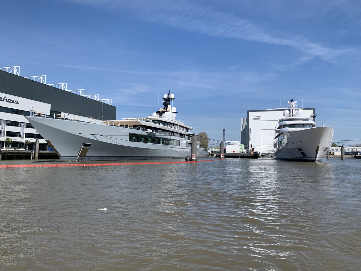 Dutchyachting's tweet photo. The 109m/ 357"6" Y720 and 117m/ 383’1” Y719 at Oceanco in Alblasserdam. Photos by Ties Versteeg/ @ties_versteeg005 on Instagram. 

#Y720 #Y719 #Oceanco #Alblasserdam #Gigayacht #Superyacht #Megayacht #TiesVersteeg https://t.co/e1C1KnipIB