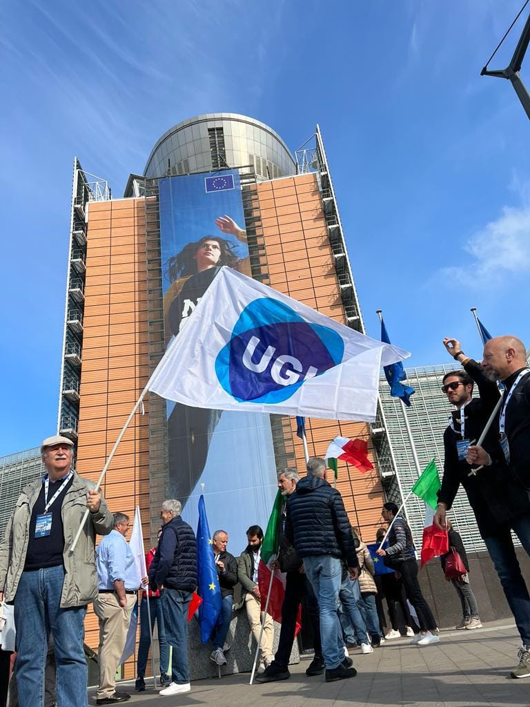 fpcapone's tweet photo. Oggi, Primo Maggio, in occasione della Festa del Lavoro siamo a Bruxelles al nostro evento sotto la Commissione Europea dal titolo “Together for the Europe of work” per parlare di lavoro, Unione europea e futuro dell’Italia.  #ilsindacatoinmovimento 
#uglfuturoallavoro https://t.co/7vtXAFzdGq