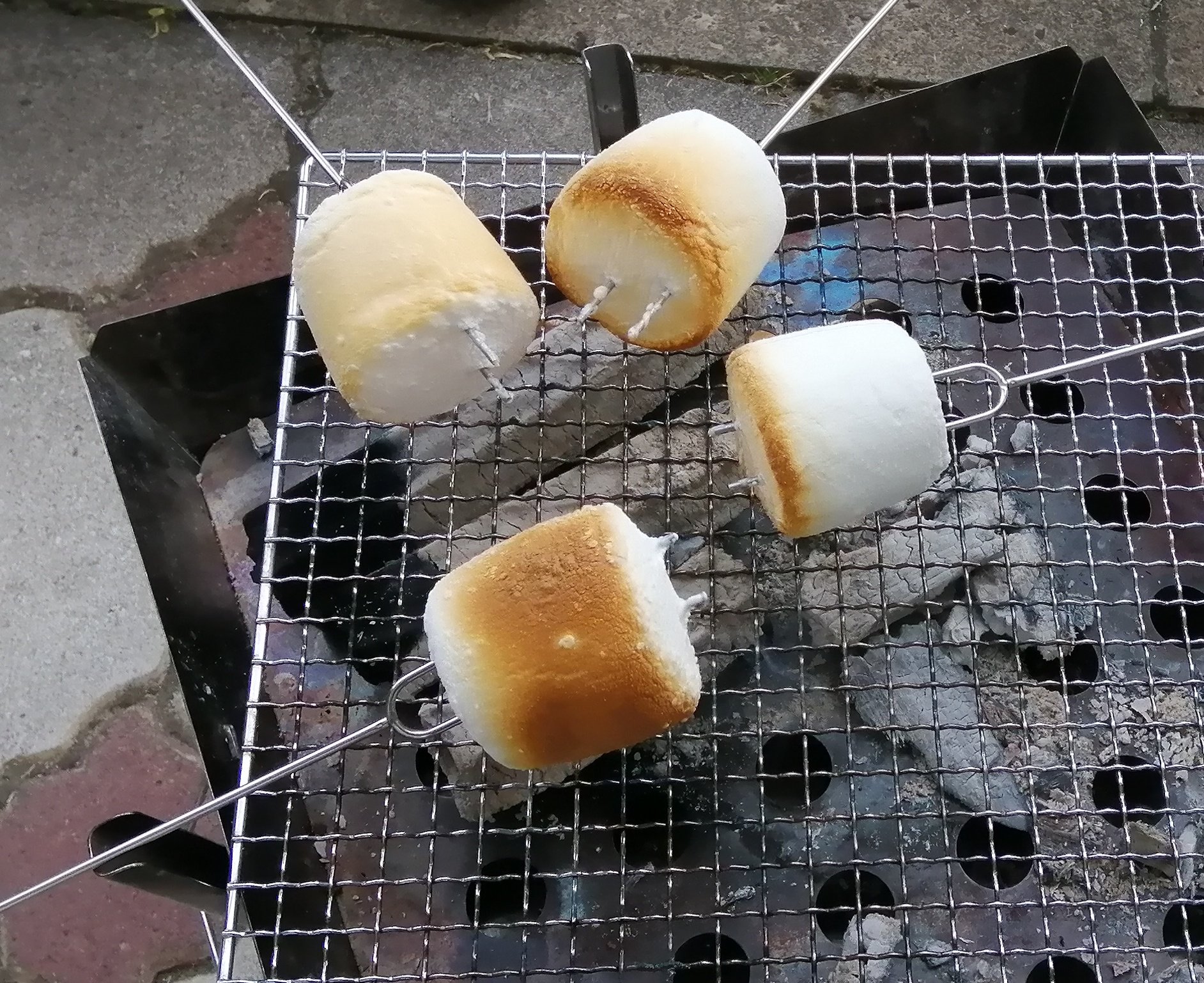 Camp Frontier キャンプフロンティア キャンプ体験でお客さまに作って頂いた 焼きマシュマロ 焼くと膨らみ 甘い香りが漂います Gwは２日 ６日がお休みです Camp Frontier 仙台市泉区寺岡4丁目1 7 寺岡knots Campフロンティアは4 1に