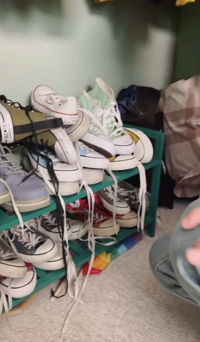 Have you seen how much Converse Charlie has?...
#Heartstopper #HeartstopperNetflix