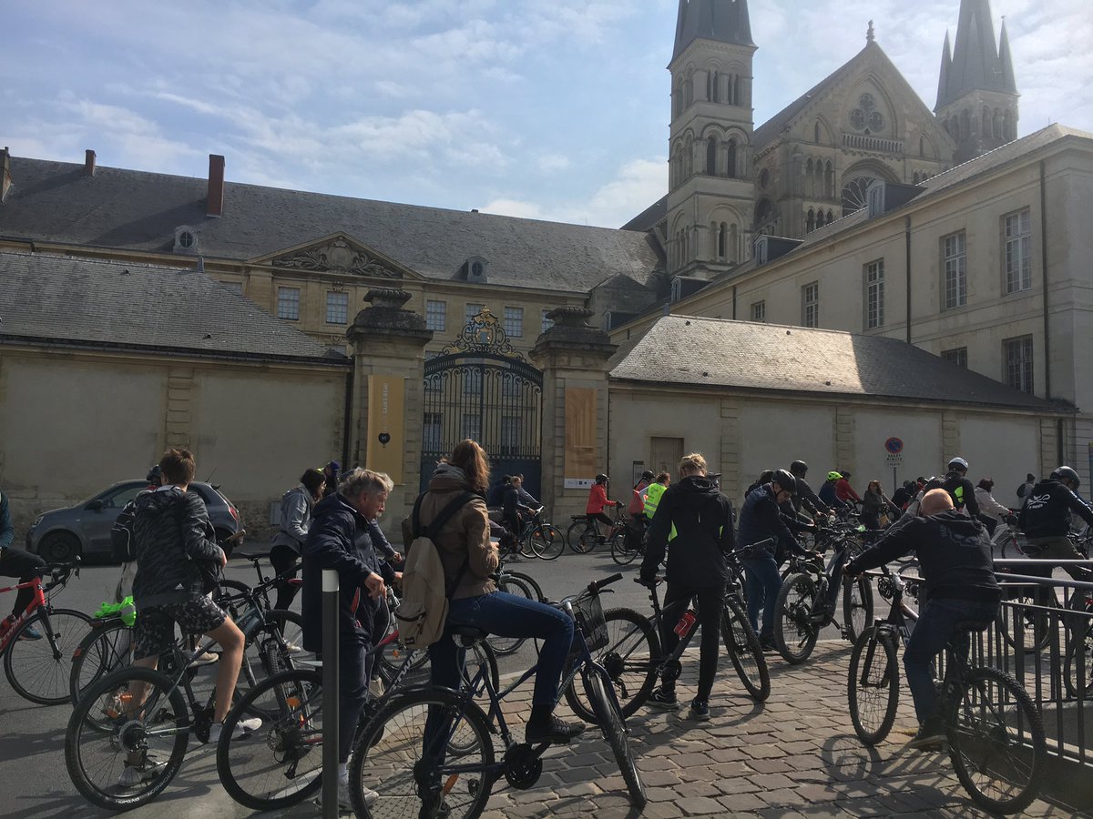 VelOxygene's tweet photo. Plus de 7️⃣0️⃣ cyclistes pour notre balade à vélo dans les rues de @villedereims de ce matin 🚲🤩🥳. @mai_velo #solutionvelo #reimstourisme @GrandReims @FUB_fr @unionardennais https://t.co/eqcRFSoZ7y