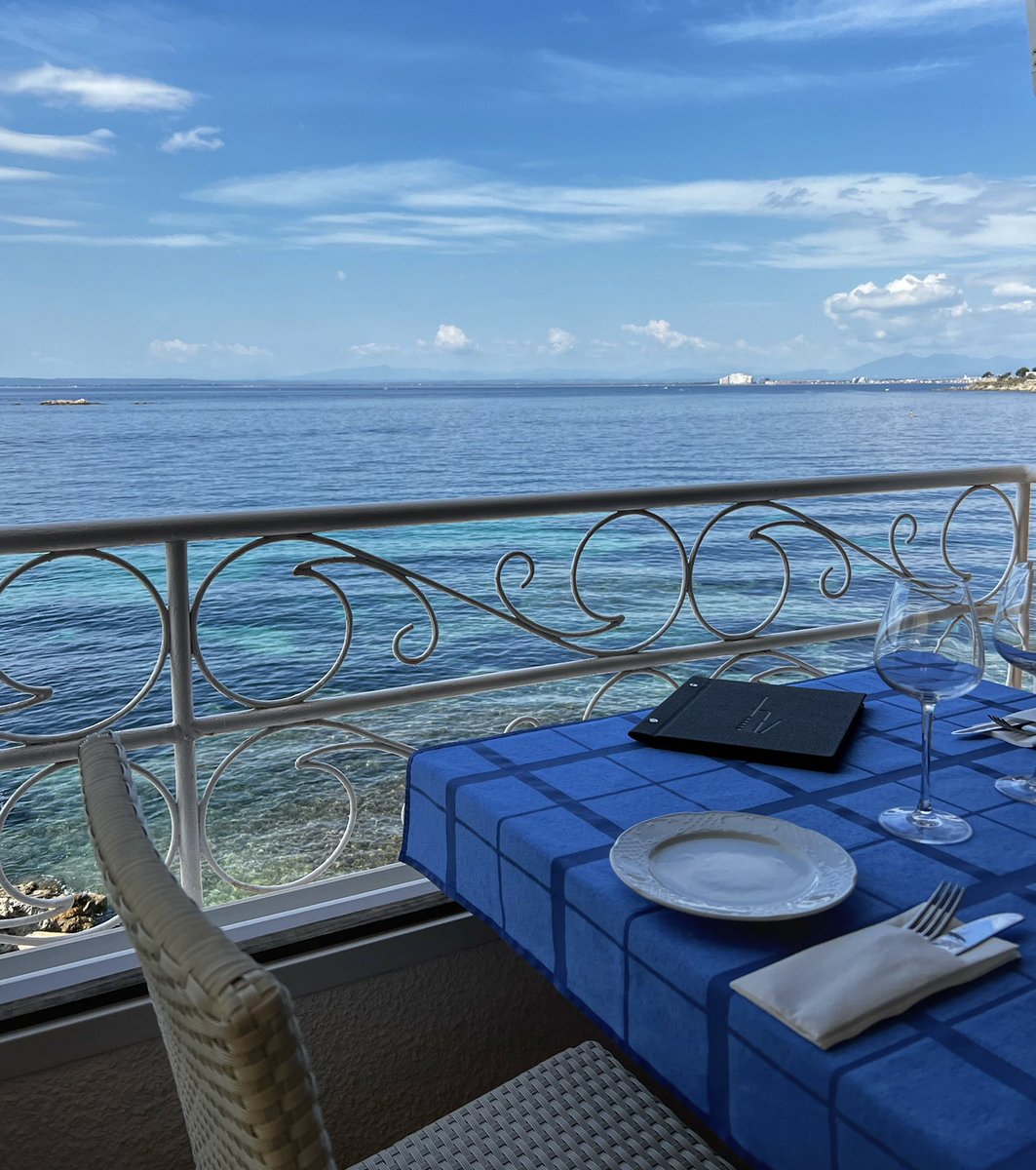 Enjoying some tapas with this incredible view! 
#tapas #aroses #incostabrava