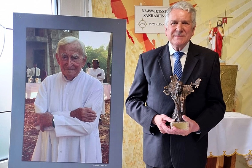 werbisci's tweet photo. 1 maja Krynicy Morskiej została wręczona kolejna Nagroda im. o. Mariana Żelazka. Laureatem trzeciej edycji Nagrody został dr hab. n. med. Wacław Leszek Nahorski.
Więcej: https://t.co/ikO6VKKJBb
#MarianŻelazek https://t.co/3CYNQ8U5nw