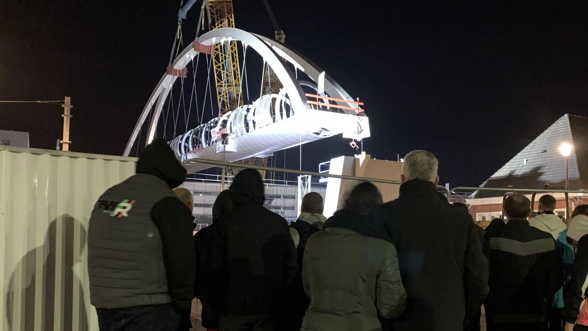 indicflandres's tweet photo. 100 ans après la passerelle de l'abbé Lemire, Hazebrouck installe une passerelle moderne avec des accès PMR aux quais de la gare. Le chantier a pris une tournure spectaculaire cette nuit. #Hazebrouck #urbanisme #mobilité #gare @SNCFReseau https://t.co/bYsBw8duvo https://t.co/RG0NpfwIKf