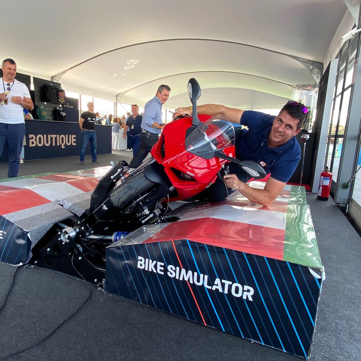 Hoy estamos de nuevo en el VIP Village de <a href="/MotoGP/">MotoGP™🏁</a> en el <a href="/circuitodejerez/">Circuito de Jerez-Ángel Nieto</a> , quieres disfrutar una experiencia única?? Ven y prueba nuestro <a href="/mototrainerib/">Moto Trainer Ibérica</a> 

<a href="/ducatiesp/">Ducati España</a> <a href="/DucatiMotor/">Ducati</a> <a href="/gaslapoficial/">Gaslap</a> <a href="/Emilio_Zamora/">Emilio Zamora</a> 

#mototrainer #vip #jerez #moto #simulator #panigale #ducati