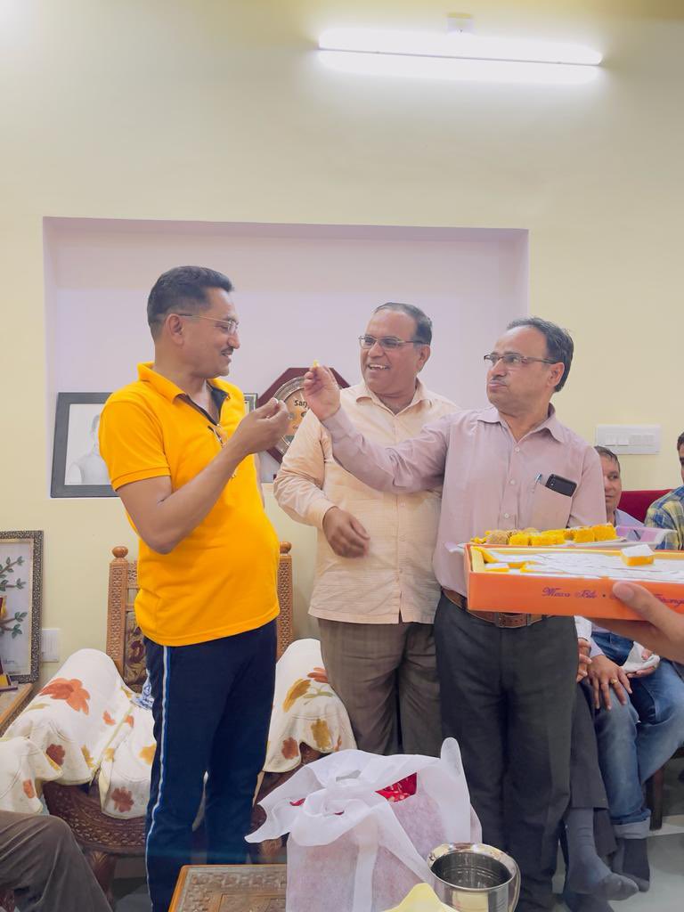 MohanSihag24's tweet photo. कल  गिरधारी गोदारा जी, कुशलाराम जी मेघवाल के नेतृत्व में साथी घर पधारकर मिठाई खिलाई@PRESIDENTBKN2 @OmPrakashSahar @KushalaramP @jaipur_resla @NarendraKaswa16 @jhorar_surendra @Ganeshc966046 @Karanpa65484583 @Jpanchariya7 @Bhajnaram13 @Bhanwar99gujar @SumerKhatana8 https://t.co/ZZ3T73IGsK