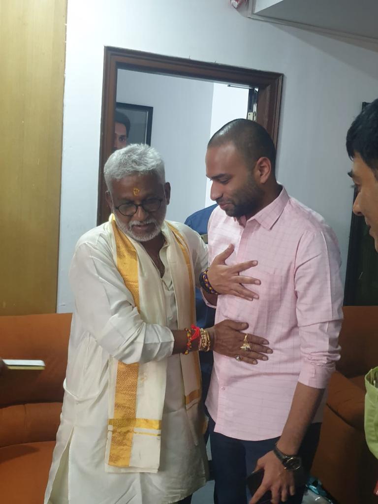 DevineniAvi's tweet photo. పెద్దలు, ఆత్మీయులు, తిరుమల తిరుపతి దేవస్థానం చైర్మన్ శ్రీ @yvsubbareddymp గారిని ఈరోజు వారి నివాసంలో కలిసి హృదయపూర్వక జన్మదిన శుభాకాంక్షలు తెలియజేయడం జరిగింది.
#AvinashForVijayawadaEast #DevineniAvinash #HBDYVSubbaReddy https://t.co/vn39nQyKnb