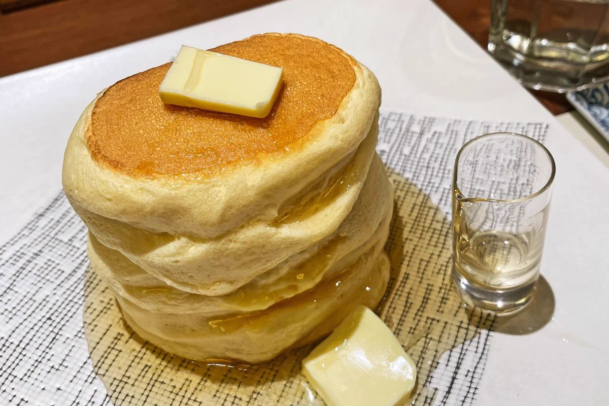 蜂蜜たっぷりなパンケーキを食べられるお店【紅鶴】大きめにカットしたバターも!!