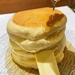 蜂蜜たっぷりなパンケーキを食べられるお店【紅鶴】大きめにカットしたバターも!