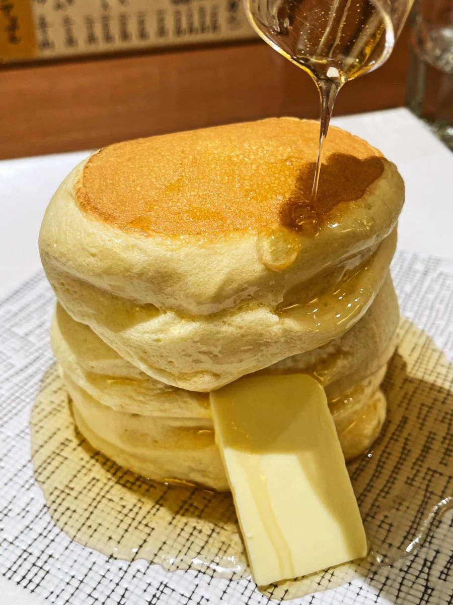蜂蜜たっぷりなパンケーキを食べられるお店【紅鶴】大きめにカットしたバターも!!