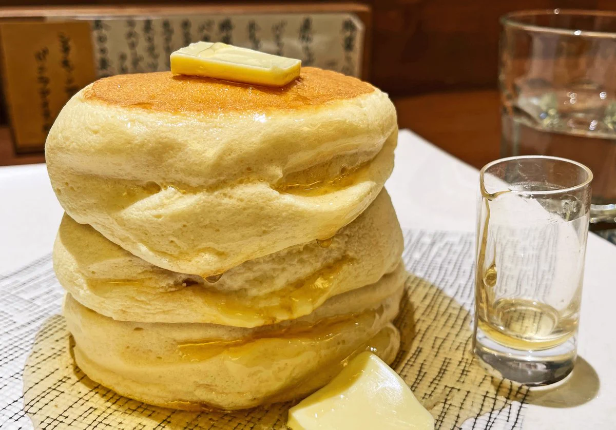 蜂蜜たっぷりなパンケーキを食べられるお店【紅鶴】大きめにカットしたバターも!!