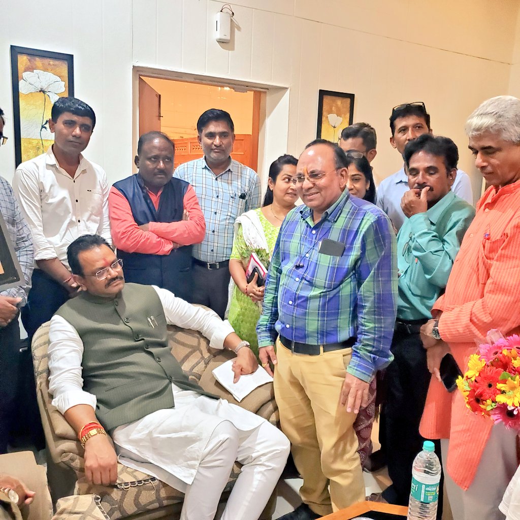 તાજેતરમાં રાજ્ય સરકાર તેમજ શિક્ષણ વિભાગ દ્વારા શિક્ષણમાં લેવામાં આવેલા ઐતિહાસિક નિર્ણયો બદલ રાષ્ટ્રીય શિક્ષક સંઘ પાટણ જિલ્લાના તમામ સંવર્ગો તેમજ પાટણ જિલ્લાના DEO તથા DPO દ્વારા સ્વાગત અને સન્માન કરવામાં આવ્યું.