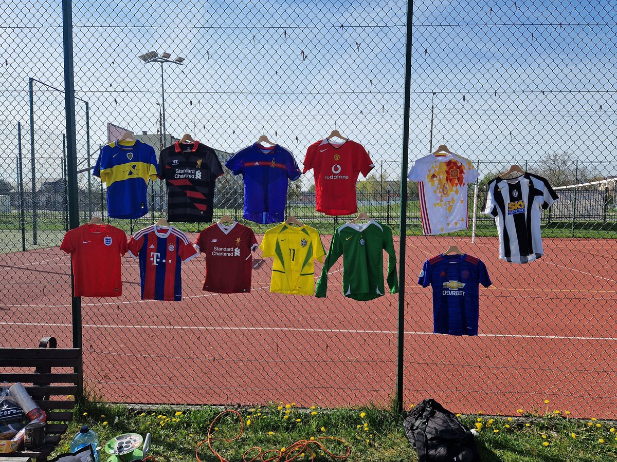 niewiadomski51's tweet photo. Dzisiaj na turnieju u syna(#dawajantek) wystawilem kiermasz ze stealami z vinted. Czesc jerseyow byla do kupienia, czesc w loterii fantowej. cala kasa na sekcje. Inni rodzice ogarneli zarcie. Dziwie sie, ze nikt jeszcze boca juniors nie sprzatnal... 👀@StadionoweLumpy #lumping https://t.co/RnDm03uuRK