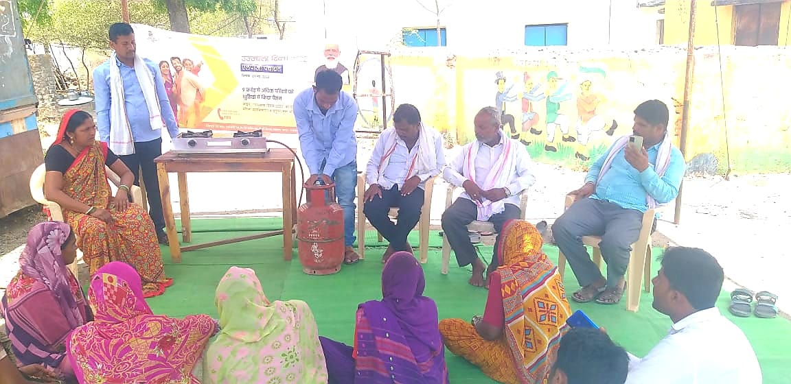 Sachin__Panwar's tweet photo. LPG Panchayat conducted today at Village Charthana, Prabhani by distributor M/s Hittambire #HPGas Gramin LPG Vitrak @HPCL 
#UjjwalaDiwas2022 #6yearsofUjjwala https://t.co/Tj0kiOcYnf