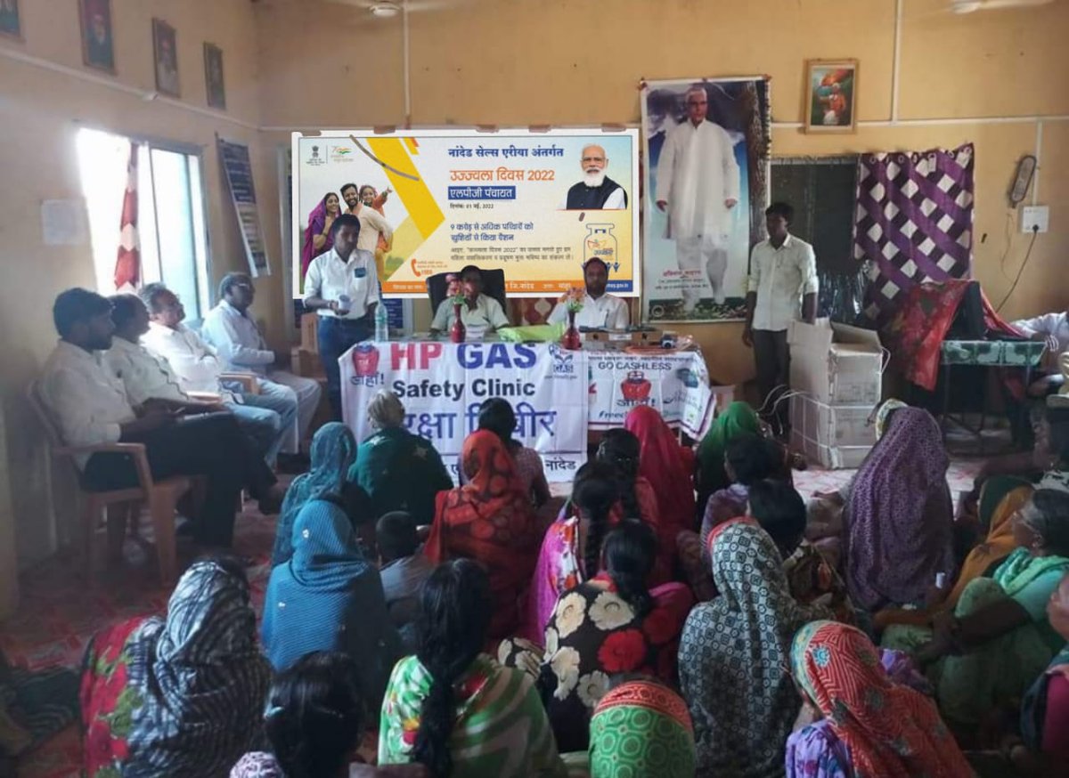 Sachin__Panwar's tweet photo. LPG Panchayat conducted today at Village Mahur, Nanded by distributor M/s Shree Renukadevi #HPGas Agency @HPCL 
#UjjwalaDiwas2022 #6yearsofUjjwala https://t.co/f2DkJoLdlB