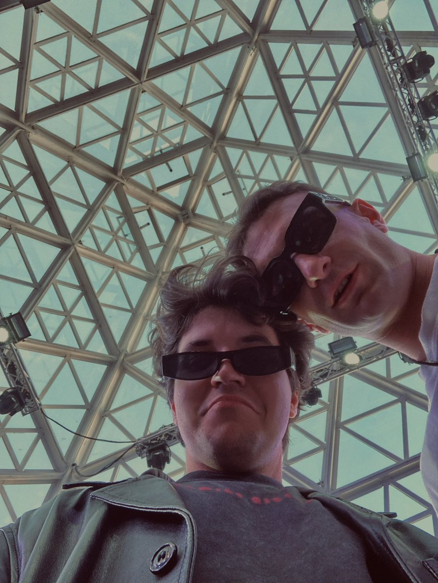 MangoliniMattia's tweet photo. Io e il mio amico Gabri sotto la piramide di Riccione 😊 https://t.co/aAHQKK2GiL