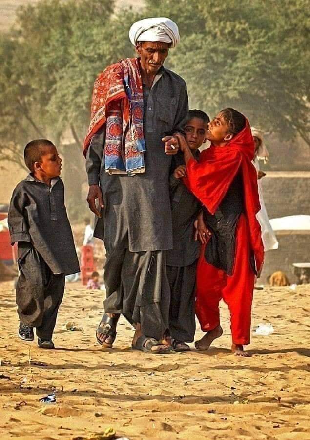1Mahi_'s tweet photo. بابا ساکوں کپڑے گھن ڈے
عید تیں عید دے نخرے گھن ڈے.  

بال امیراں دے تانے ڈیندن 
 ساکوں وی چپل وکھرے گھن ڈے 😥
#missingbaba https://t.co/jz4RtNrJyA