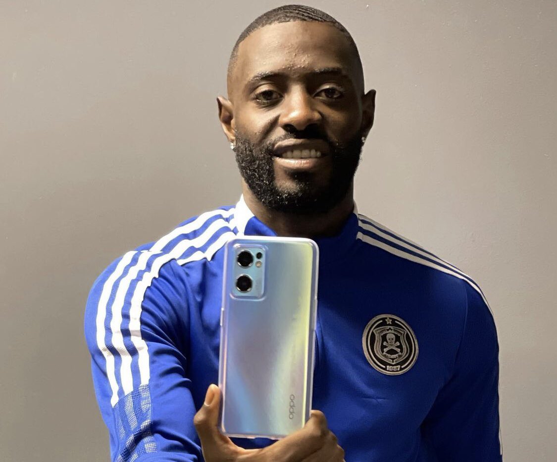 DeonHotto's tweet photo. Thanks to @orlandopirates and @OPPOSouthAfrica for my brand new gadget! #UnlimitedMeInPortrait #OPPOZA https://t.co/pxKytqjMQT