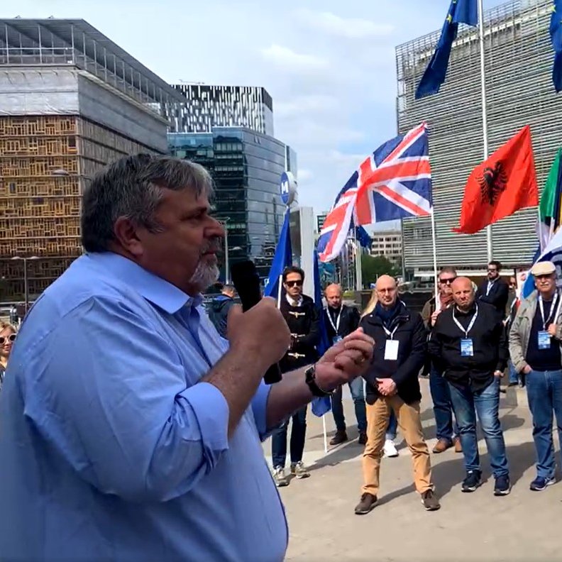 UGLConf's tweet photo. Bruxelles, Primo Maggio Ugl @fpcapone “Noi siamo un sindacato diverso dagli altri, perché oltre ad occuparci di difendere i diritti e i lavoratori, oltre ad avere una nostra visione del mondo e nostri valori, noi siamo avanguardia
#uglfuturoallavoro
#ilsindacatoinmovimento” https://t.co/GInQ14jBOc
