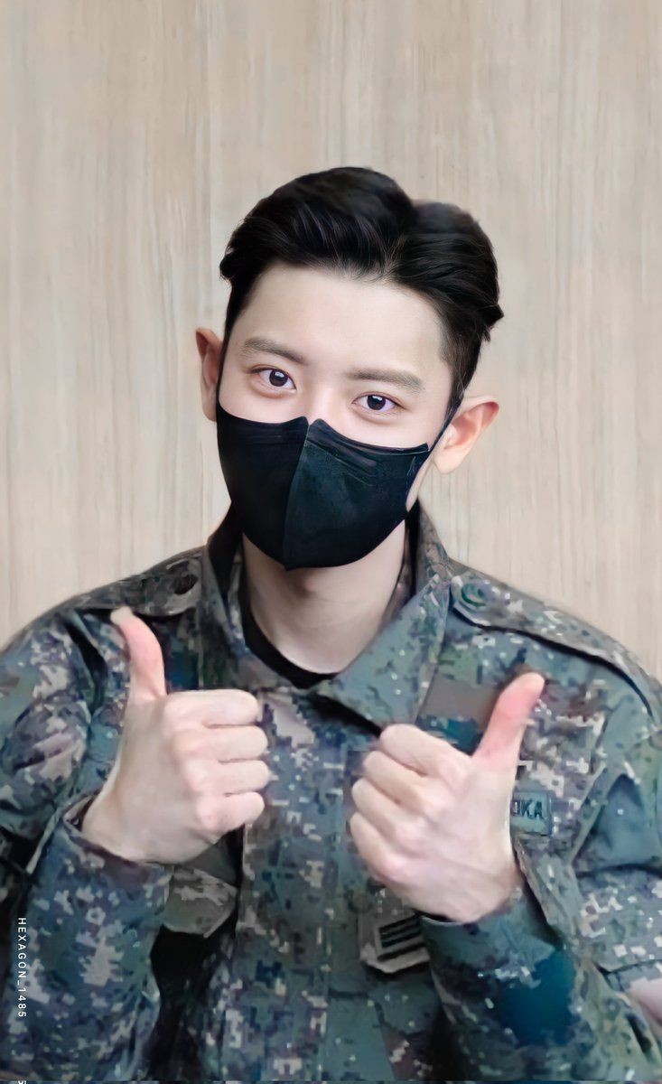 loeyyhub's tweet photo. Congratulations on early promotion as a sergeant, Chanyeol. <3 https://t.co/KkPAUJ4FKi
