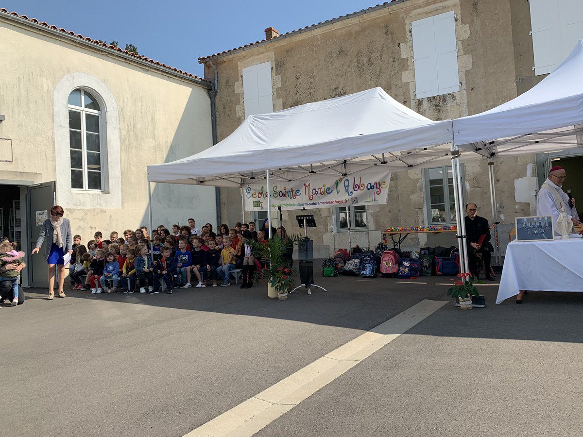 acharpentier85's tweet photo. #ecole #enseignement ￼
Très heureux de représenter, @a_leboeuf, président du @DepVendee pour l’inauguration et la bénédiction de l’école Sainte-Marie l’abbaye de St Michel En L’herm. Un lieu d’apprentissage et de vie depuis 176 ans au cœur du centre bourg. Bravo à tous. https://t.co/PXlLhqJXGI
