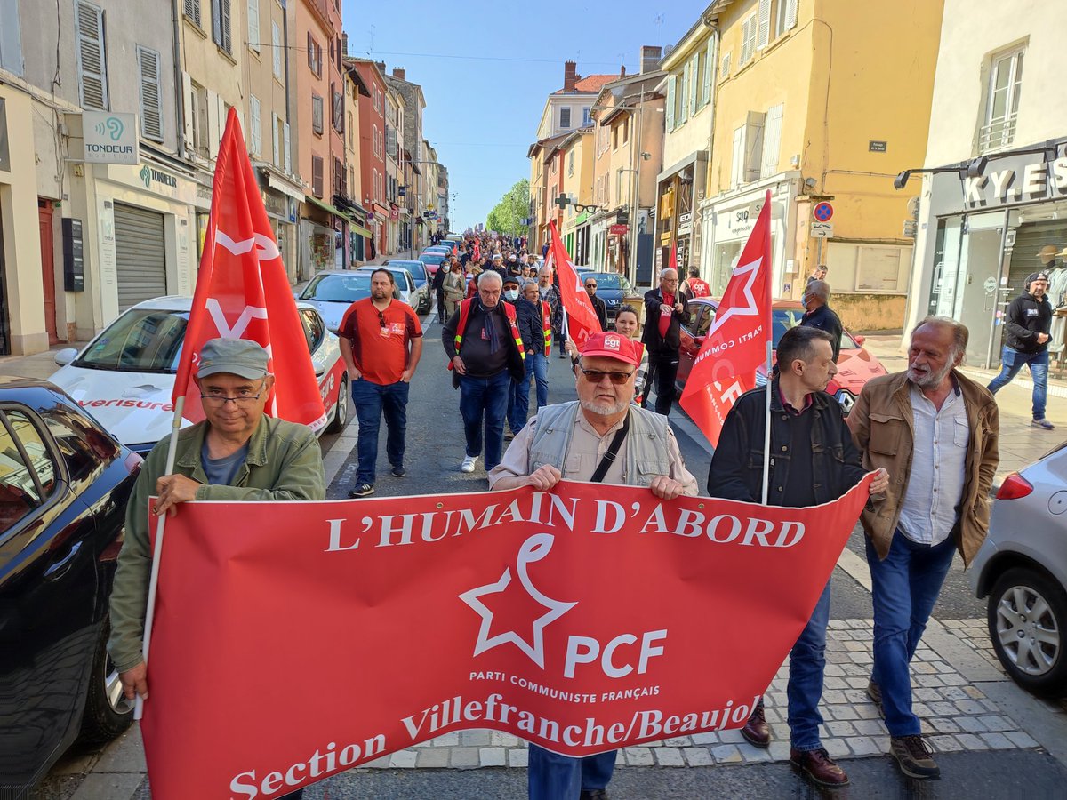 EtienneUn's tweet photo. Les communistes étaient présents à la manifestation organisée par l'UL CGT Villefranche. Un bon moment fraternel qui annonce de bonnes mobilisations dans les temps à venir. Vive les travailleurs !
#1ermai2022
#Redisnotdead https://t.co/2bjlTOHNah