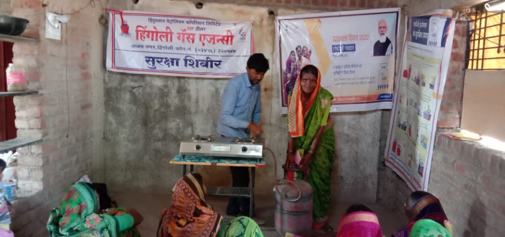 Sachin__Panwar's tweet photo. LPG Panchayat conducted today at Village Nandura, Hingoli by distributor M/s Hingoli #HPGas Agency @HPCL 
#UjjwalaDiwas2022 #6yearsofUjjwala https://t.co/OeaVjepRP8