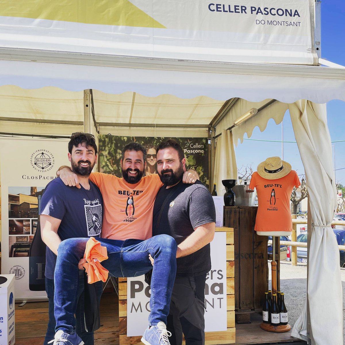 PasconaMontsant's tweet photo. Avui sortim victorejats de la fira del vi a braços de dos grans germans vinaters!! Això es el vi! Som vi!
@cellerfrisach @domontsant @doterraalta @firadelvifalset
#firadelvifalset #firadelvi #firadelvifalset2022 #cellerpascona #cellerfrisach #domontsant #doterraalta #somvi https://t.co/eUjZXonD0e