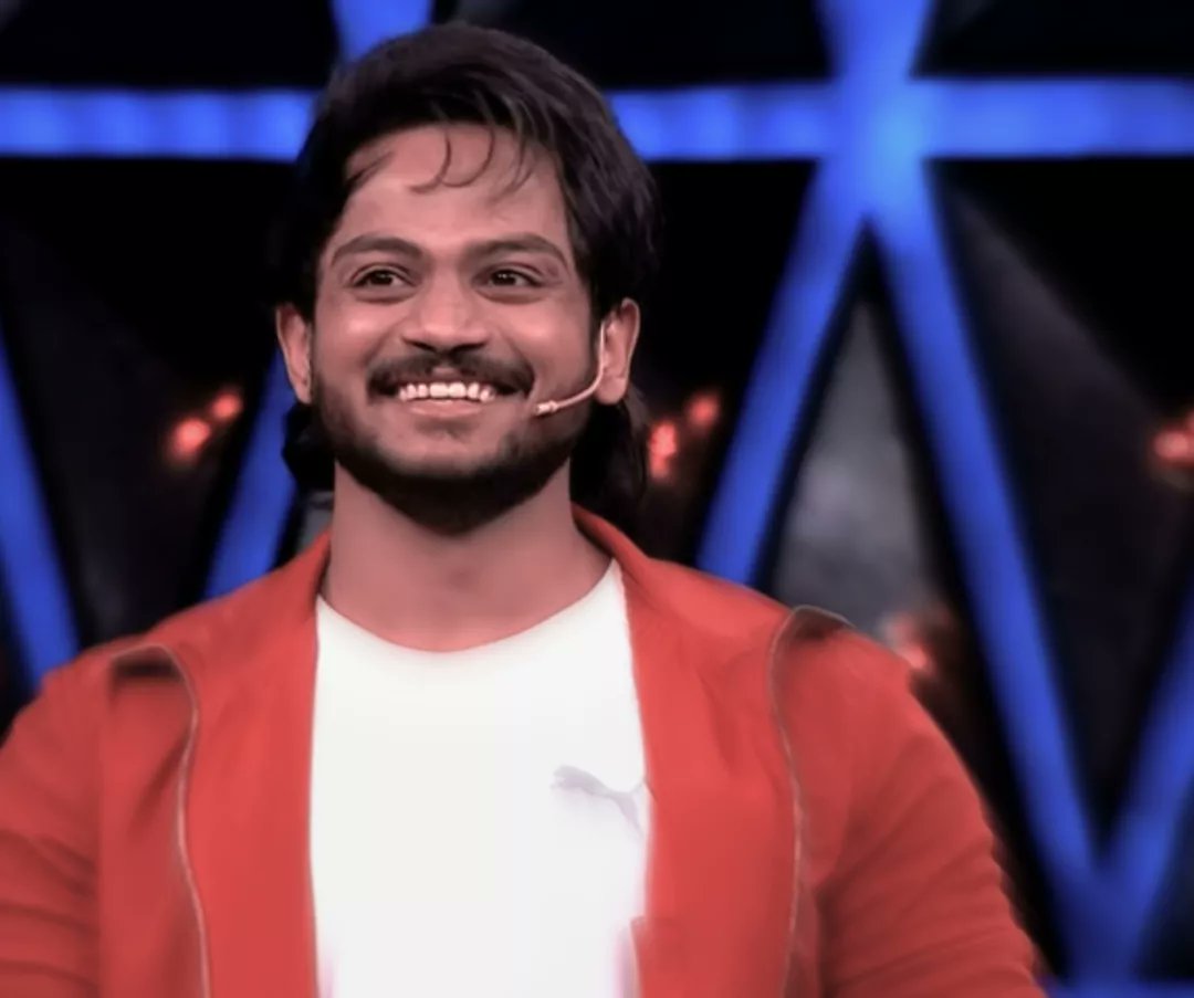 Trends_Ravi's tweet photo. Shannu in BB,wat a moment to all shannu fans,watching shannu after so long 🥰🥺
#ShannuGracingBBNonStop
#anchorshiva
#Shanmukh @shannu__7 @AnchorshivaC https://t.co/IIY2aEvS9C