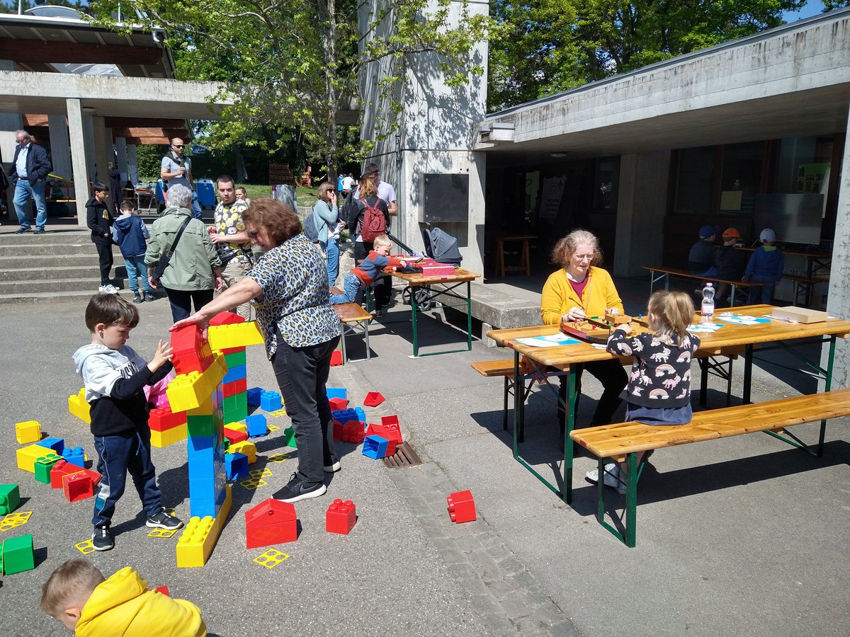 wunderbard_ch's tweet photo. On est à la fête de la jeunesse de @VilledeVersoix sur le stand de la Ludothèque ! Avec des jeux suisses dès 6ans, Turtles, Swordship et Retimed ! https://t.co/wqxrDWlea7
