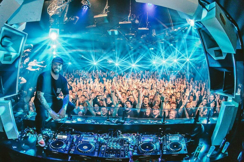bootshaus_club's tweet photo. Sold out night with @mausio @holygoofuk @matrodamusic @fabianfarell & many more was 🔥
📸: @dimensionmedia_
#bootshaus #holygoof #cologne #mausio https://t.co/77Zw9VZ5cw https://t.co/4Y0b6Bgsci