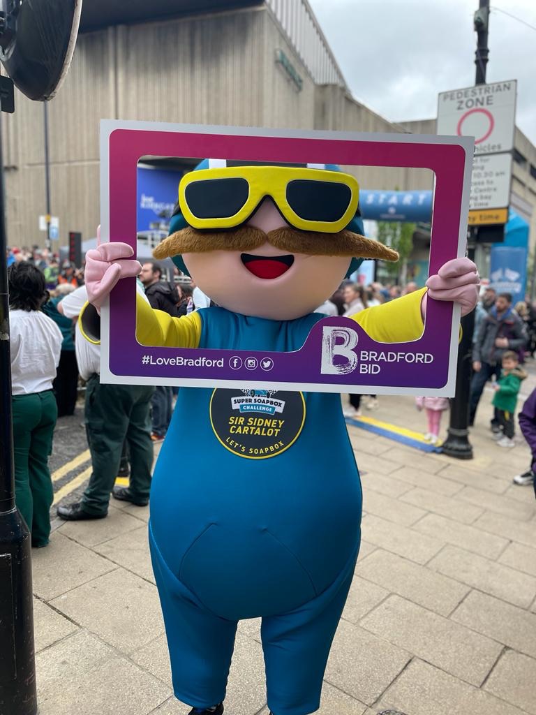 Atmosphere is brilliant today in the city centre! Lots of happy people enjoying the Bradford #SoapboxChallenge #LoveBradford