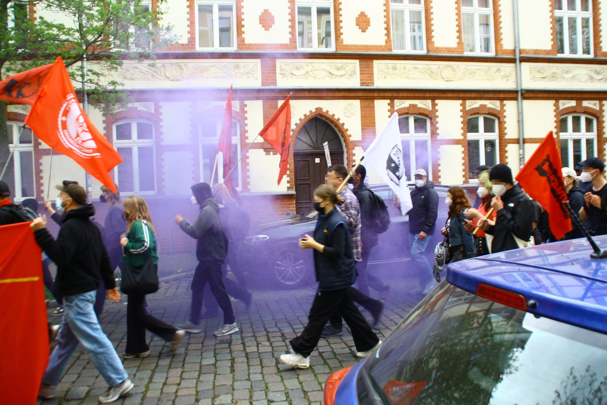 eddinett_'s tweet photo. Am 30.04.2022 versammelten sich etwa 80 Menschen zur Vorabenddemo des 1. Mai in Dessau. Aufgerufen hatte die Offensive Jugend Dessau, gekommen waren verschiedene Gruppen auch aus anderen Städten, die unter anderem dem kommunistischen und sozialistischen Spektrum zuzuordnen sind. https://t.co/Vc5nuwI6gO