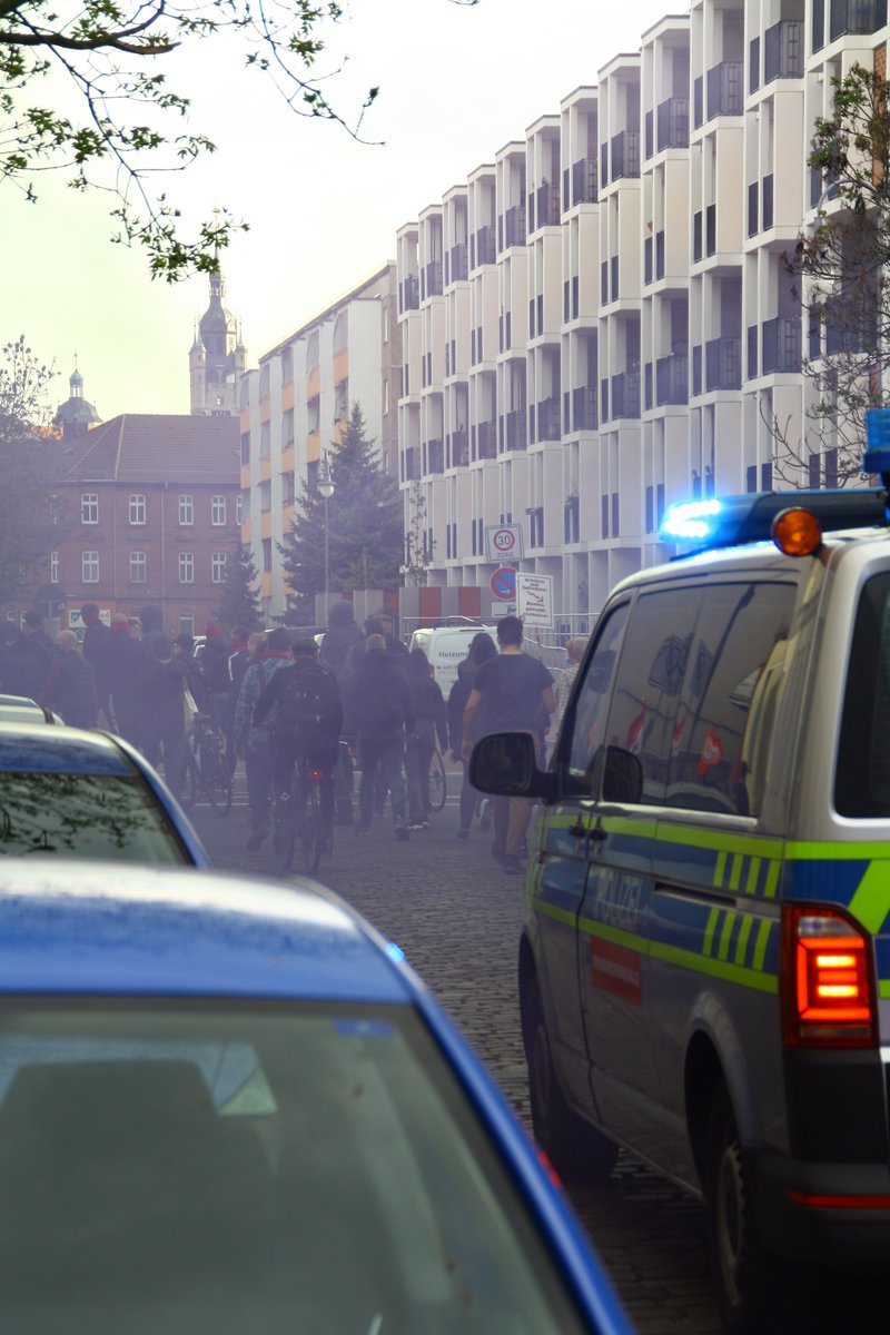 eddinett_'s tweet photo. Am 30.04.2022 versammelten sich etwa 80 Menschen zur Vorabenddemo des 1. Mai in Dessau. Aufgerufen hatte die Offensive Jugend Dessau, gekommen waren verschiedene Gruppen auch aus anderen Städten, die unter anderem dem kommunistischen und sozialistischen Spektrum zuzuordnen sind. https://t.co/Vc5nuwI6gO