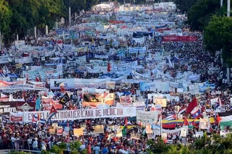 Toda Cuba desfilando.
#CubaViveYTrabja